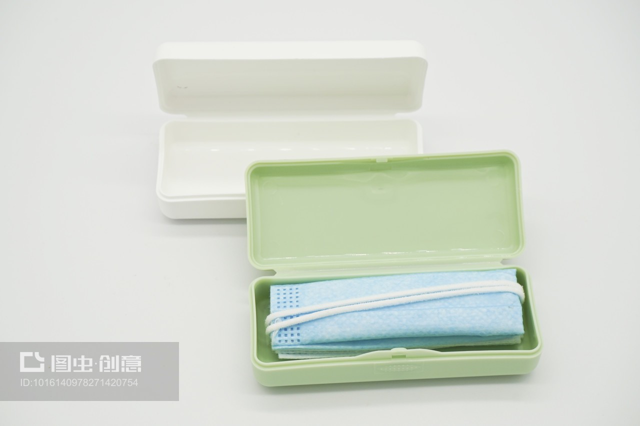 白色背景中的雙色口罩盒 日常用品中的防疫美學(xué)