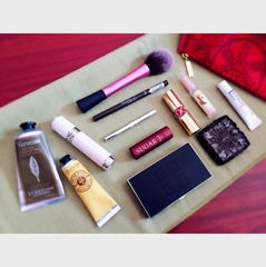 你的隨身美妝天地 日常化妝包必備產(chǎn)品全攻略